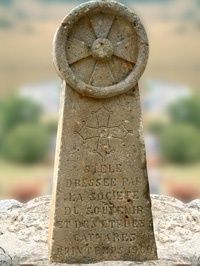 LA CRUZ OCCITANA

Inscripción real en una losa:

“Als catars, als martirs del pur amor crestian” A los cátaros, a los mártires del puro amor cristiano