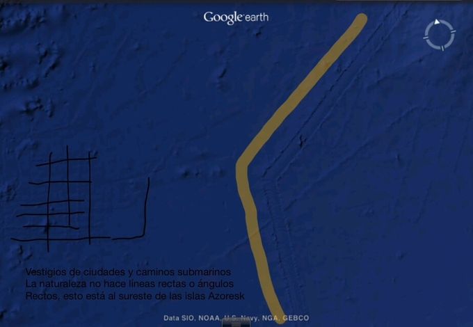 Y si observan con cuidado, no sólo se ve esa especie de camino, sino que al suroeste del vértice se pueden ver cómo las calles de una ciudad o la traza de un pueblo, de grandes proporciones.