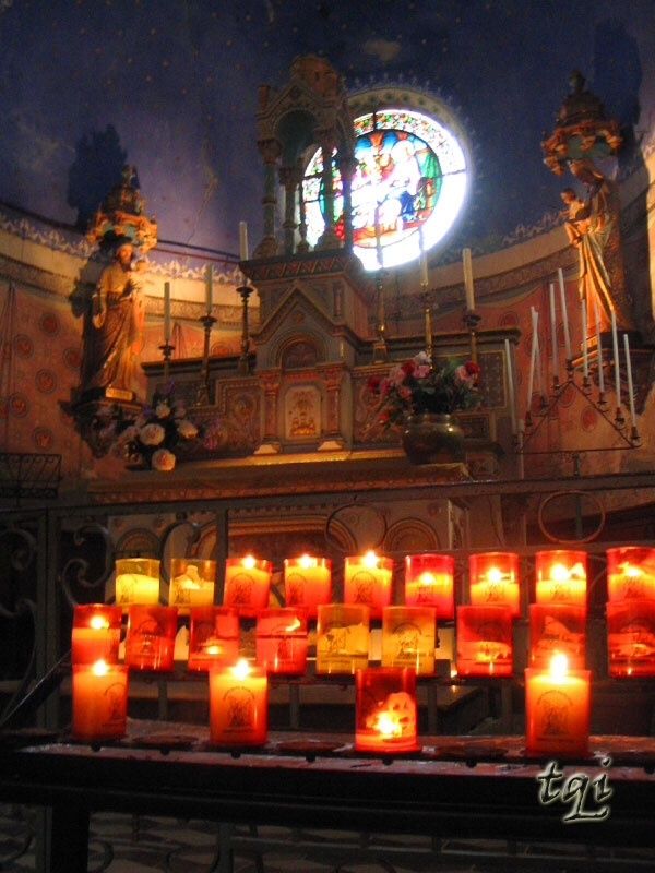 Altar de Rennes le Chateau a la izquierda Jesus con un niño y a la derecha María Magdalena con una niña
