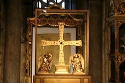 La Cruz de Asturias y detrás el Pañolon