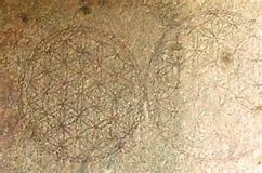 La Flor de la vida en un muro de Abidos 

NOTA.-La Flor de la Vida es el nombre dado a una mística figura geométrica que se compone de varios círculos superpuestos uniformemente dispuestos. Cuenta con siete o más círculo del mismo diámetro intersecandose que se superponen de manera que el centro de cada círculo se encuentra en la circunferencia de 6 círculos proximos. Los círculos circundantes pueden que no esten completamente dibujados y por lo tanto, la Flor de la Vida está compuesta de círculos y arcos/lentes. Se supone que la figura es un símbolo de la geometría sagrada que es una representación sagrada de las formas fundamentales del tiempo y el espacio. Se cree que contienen los bloques de construcción de la vida en el universo y representa la fuente de toda vida, así como su interconectividad. Varias figuras y patrones como la Semilla de la Vida, el Huevo de la Vida, Árbol de la Vida, el Fruto de la Vida, los Sólidos Platónicos, el Cubo de Metatron, la Media Áurea, etc. se afirman que han sido derivadas de la Flor de la Vida y que todas estas figuras representan las específicas creencias espirituales.