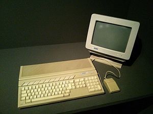 Todos sus algoritmos que él llamó genéticos porque se van auto corrigiendo en función de sus avances fueron creados en esta computadora Atari de primera generación 