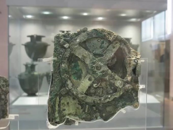 El mecanismo de Antiquitera en el museo de Atenas, Grecia