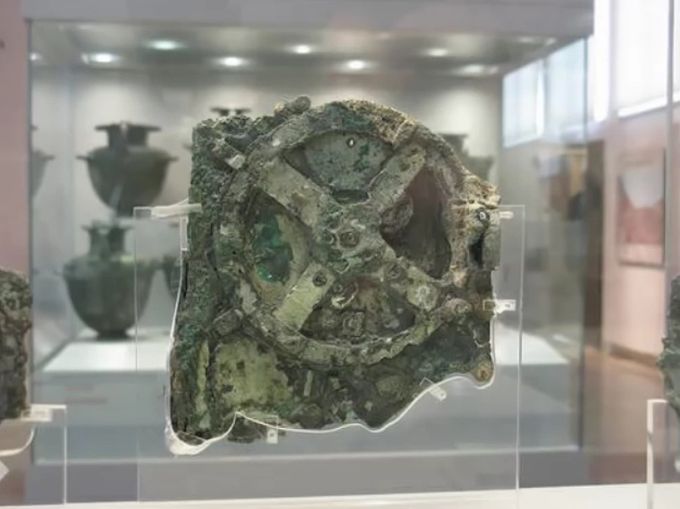 El mecanismo de Antiquitera en el museo de Atenas, Grecia