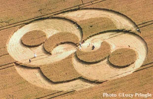 LA INSCRIPCIÓN DE LA PIEDRA APARECE EN ESTE CROP CIRCLE INGLÉS DE 1996