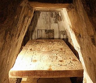 Interior de la tumba de Pakal con la lápida del supuesto astronauta