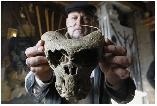 “Observen el orificio redondo del grosor de un dedo en la parte inferior de la cabeza”, dice Melikov, mostrando uno de los cráneos. “Es la base de la columna vertebral. Y su posición indica que esta criatura se movía sobre dos patas. Otro detalle extraño es la ausencia de bóveda craneal y mandíbulas. En lugar de boca, hay varios orificios distribuidos en forma de círculo. Las cuencas de los ojos son inusualmente grandes, y de ellas se separan dos excrecencias en forma de cuernos. Sin embargo, los huesos faciales son planos, como en los homínidos”.