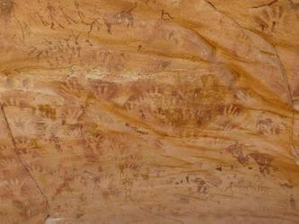 Toda la pared está llena con huellas de manos, seres humanos y criaturas extrañas