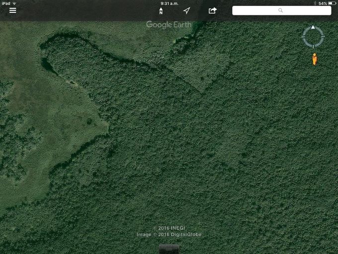 En el rectángulo al norte se observan hacia el sureste algunos montículos y en el rectángulo al sureste se pueden ver algo así como rampas o escalinatas (Coordenadas  17°56'42.47