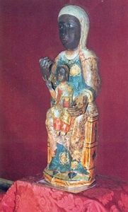 La  Virgen de Guadalupe es Morena es otra la representación de la Madre Tierra de una veneración  especial de los templarios.
La historia de la virgen morena  de Guadalupe  comienza en el año 1336, cuando se le  apareció al pastor llamado Gil Cordero en la Sierra de Villuercas, señalándola donde estaba enterrada su imagen y que en dicho lugar se construyera un templo; hoy es el Real Monasterio de  Nuestra Señora de Guadalupe.