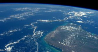 Hace 66 millones de años, un asteroide chocó contra la costa oriental de México y acabó con los dinosaurios. Ahora, los científicos tienen una mejor idea de qué ocurrió. 

Foto: TIm Peake, ESA, NASA
