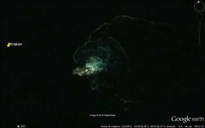 Imagen de un posible Kraken de unos 50 m de longitud, sin sus tentáculos que están bajo el agua y su ancho de unos 15 m en el Polo Sur