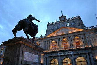 Puerta del Palacio, con la escultura de El Caballito en primer plano