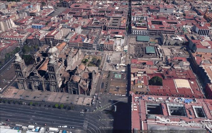 Imagen de Centro Histórico, a la Izquierda la Catedral Metropolitana, a la derecha bajo un cobertizo al lado derecho 