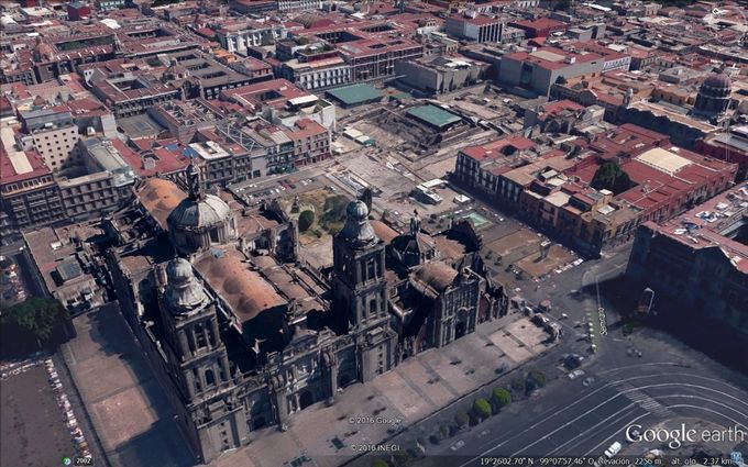 Catedral Metropolitana de la Cd. de México al Noreste de ella debajo de un cobertizo las Ruinas de Templo Mayor de los Mexicas