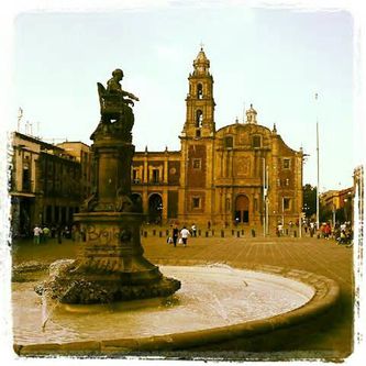 Plaza e Iglesia al fondo de Santo Domingo