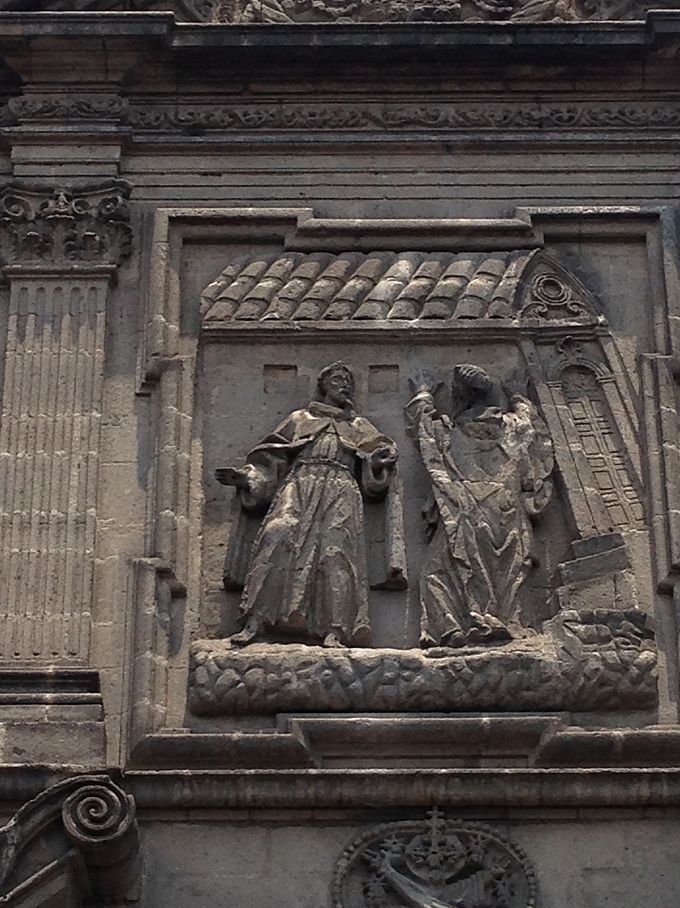Detalle en alto relieve en una de sus portadas del encuentro de Santo Domingo con San Francisco de Asís que sello la comunión entre ambos santos, siendo la orden del último llamada la de los disminuidos por agregar a sus votos el de la pobreza