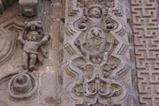 Detalle. Sus pilastras están ornamentadas con relieves de hojas y frutos, así como pequeñas sirenas aladas y con doble cola.  