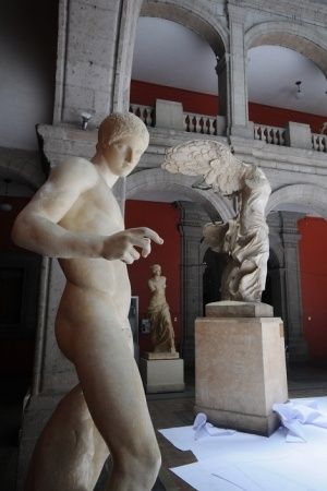 Mas esculturas al fondo una replica de la Victoria de Samotracia