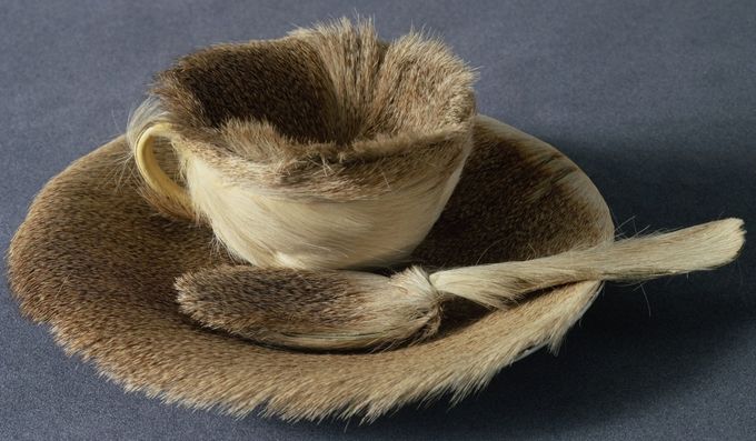 Objeto (Le déjeuner en fourrure), 1936, Méret Oppenheim. A