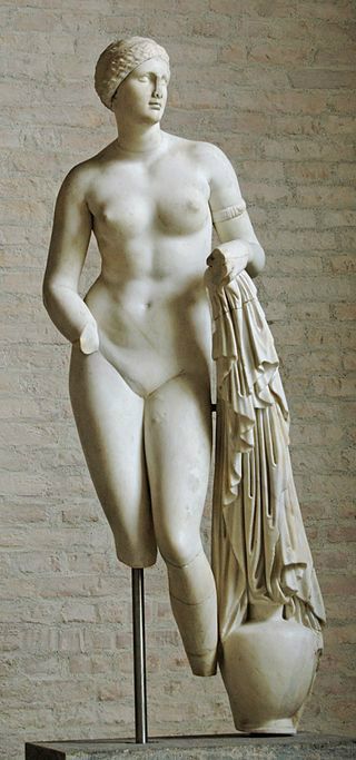 Venus Braschi, 4to siglo a. C, Praxiteles, variedad de Afrodita de Cnidos. Mármol. Glyptotech de Munich.