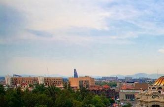 Perspectiva del frente del Palacio de Bellas Artes, a la izquierda el parque de La Alameda, a la derecha el edificio de Correos