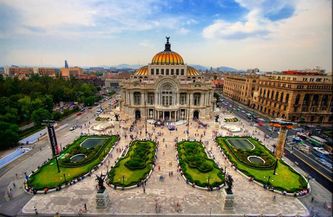 Perspectiva del frente del Palacio de Bellas Artes, a la izquierda el parque de La Alameda, a la derecha el edificio de Correos