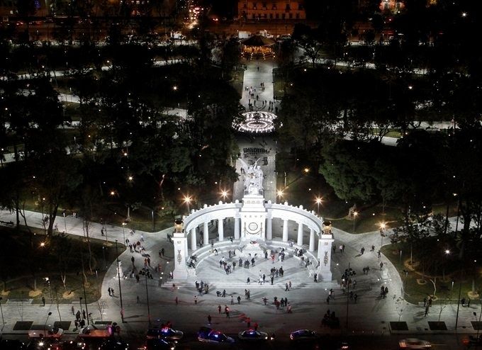 Vista panorámica de la Alameda iluminada por la noche, en el primer plano el Hemiciclo a Juárez
