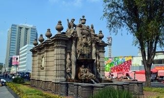 La Fuente del Salto del Agua


Localizada en medio de un frenético cruce de avenidas, y dando nombre a una estación de metro cercana, la Fuente de Salto del Agua es un refinado ejemplo escultórico de la época virreinal y un vestigio de tiempos pasados en medio del ajetreo capitalino. 
