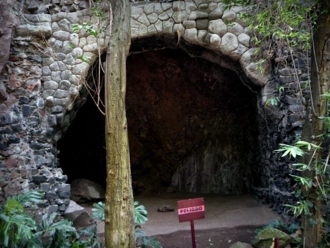Entrada al Inframundo según la cosmología Azteca, esta entrada se encuentra en la base sureste del Castillo de Chapultepec