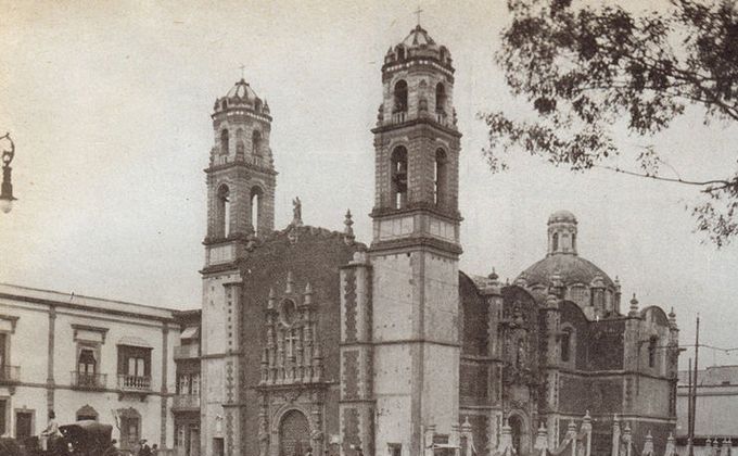 Fotografía del Siglo XIX de la fachada de la Iglesia de la Santa Veracruz
