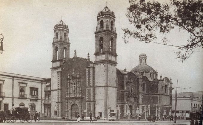 Fotografía del Siglo XIX de la fachada de la Iglesia de la Santa Veracruz