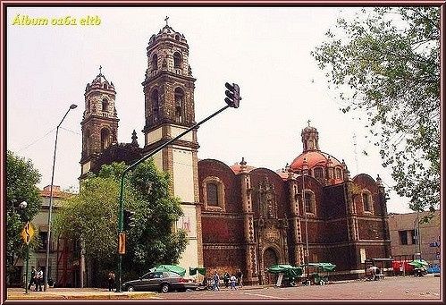 Iglesia de la Santa Veracruz, foto tomada desde la acera de enfrente en la Alameda Central