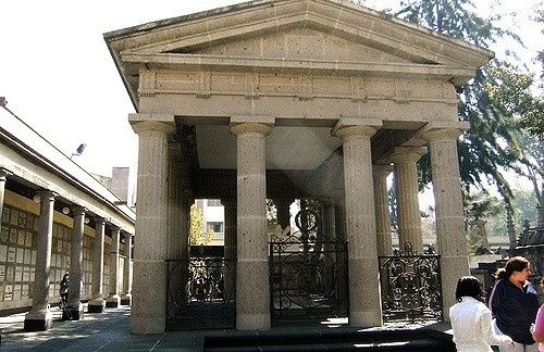 Este es el mausoleo de Benito Juárez, antes de ser llevado a la rotonda de los hombres ilustres.

También pocos saben es que en este panteón estuvo también enterrado el general Ignacio Zaragoza y los Generales Mejía y  Miramón fusilados junto con Maximiliano así como otros personajes conocidos de la historia de México