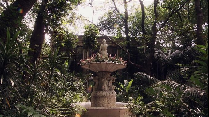 Vista de la casa en segundo plano desde los jardines de la Casa de la Bola