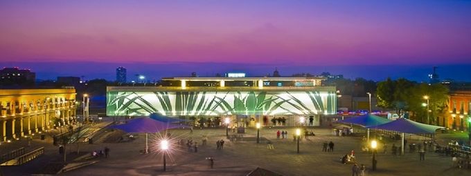 Panorámica Nocturna de la Plaza Garibaldi al fondo el Museo del Tequila y el Mezcal