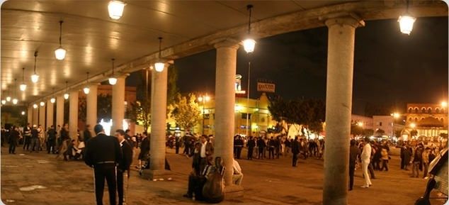 Una clásica noche de actividad en la Plaza con grupos de mariachis a la espera de ser contratados por los visitantes o para llevar una clásica serenata a la novio, esposa, madre o simplemente para un festejo cualquiera