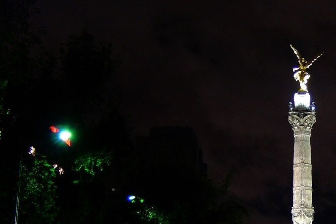 Hermosa foto nocturna sobre el Paseo de la Reforma con el Ángel de la Independencia iluminado