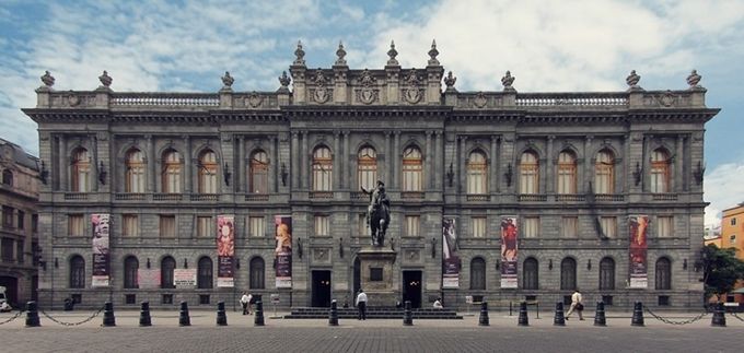 Portada del Museo Nacional del Arte en la Plaza Tolsá con la escultura de Carlos IV a caballo (conocida como el Caballito) en el primer plano