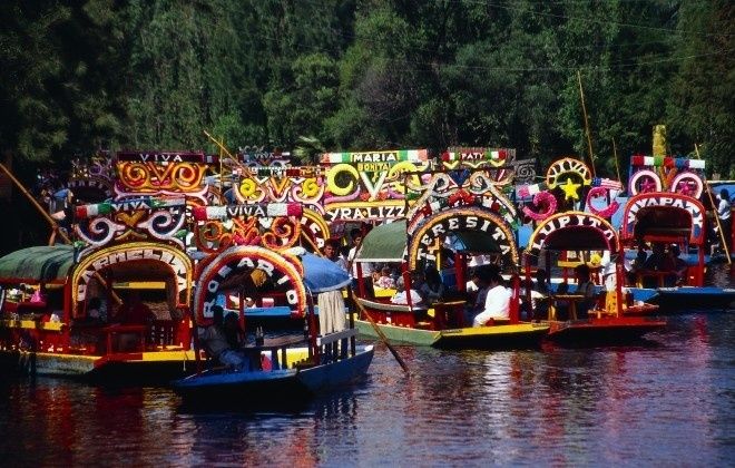 Las Clásicas barcazas llamadas Trajineras adornadas con flores