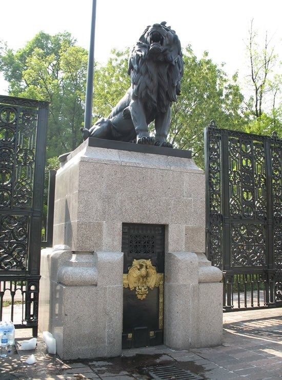 Uno de los leones en la Purta Magna de la entrada al Castillo de Chapultepec 