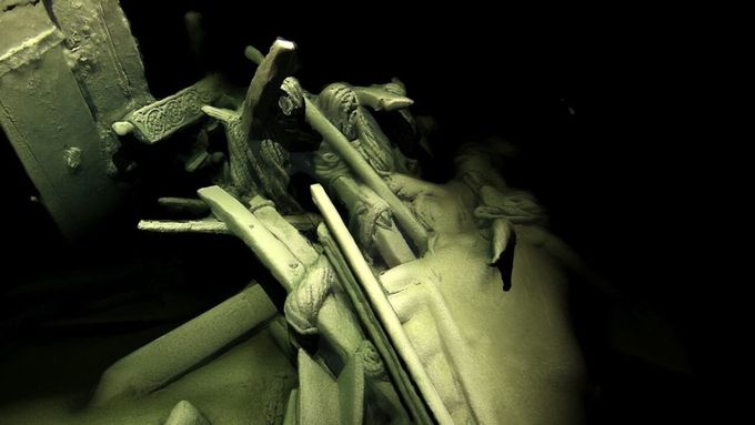 Una imagen fotogramétrica de la popa de la embarcación del Imperio otomano muestra rollos de cuerda y una caña de timón con tallados elaborados. La falta de oxígeno en las profundidades heladas del mar Muerto permitió que los restos quedaran relativamente intactos. 
Education Foundation/Black Sea MAP