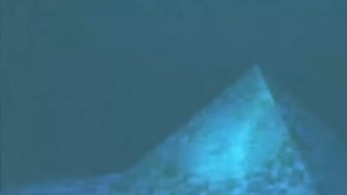 Representación de la Pirámide de Cristal 32°19'18.71