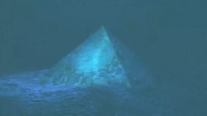 Representación de la Pirámide de Cristal 32°19'18.71