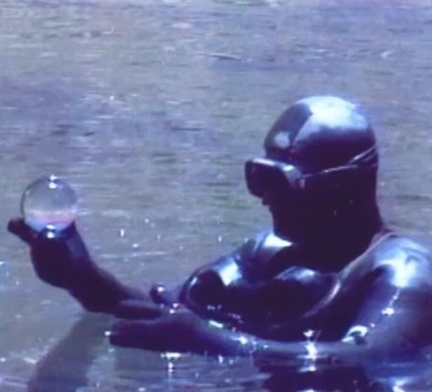 Imagen de Ray Brown rescatando una esfera de cristal del lecho marino