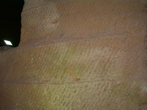 El cincelado en las paredes y los techos de las grutas de Lonyou