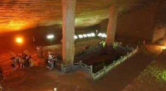 El cincelado en las paredes y los techos de las grutas de Lonyou