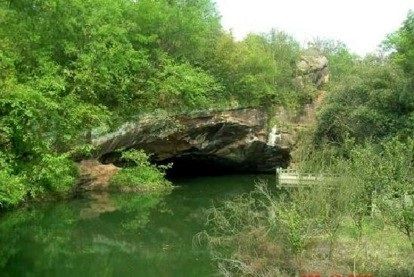 Entrada a unas de las cuevas bajo agua de Lonyou