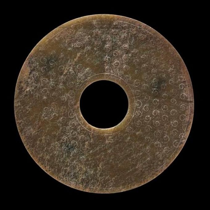 Disco chino perforado (Bi) con espirales de alivio inacabados, circa 481-100 antes de Cristo. (Dominio público)