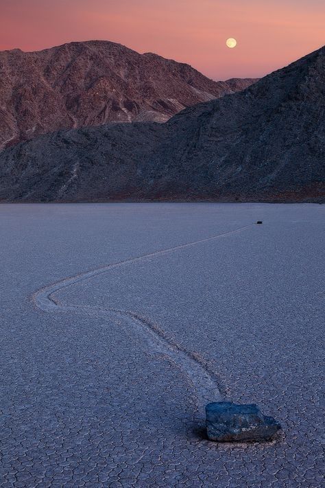 Una de las piedras reptantes en el Valle de Muerte en California
PLoS ONE

